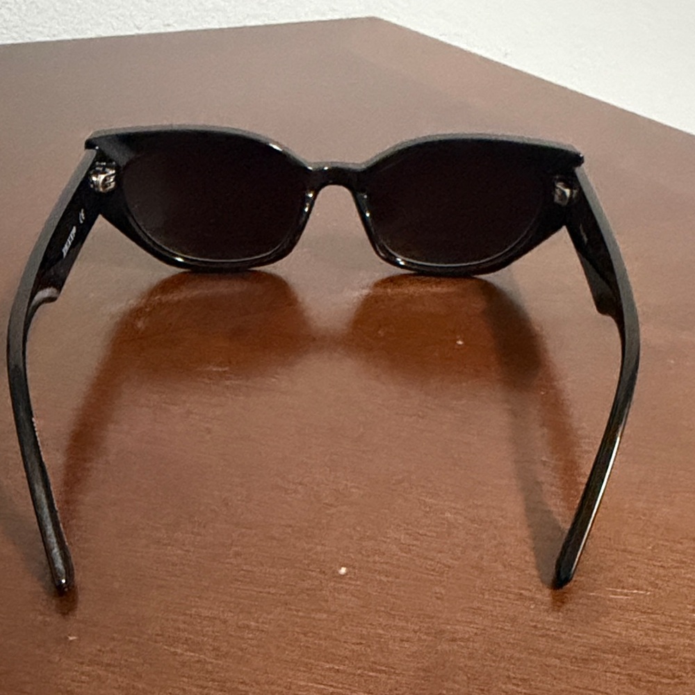 Elegant Black Sunglasses - Picture 3 of 5